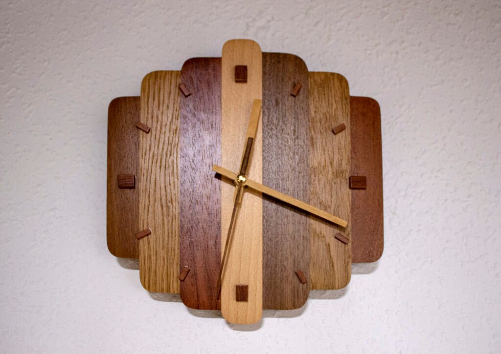 Reloj con 7 maderas de colores diferentes