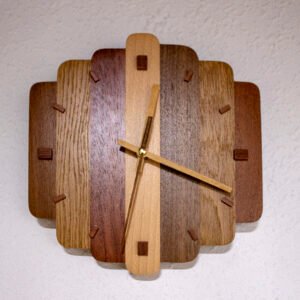 Reloj con 7 maderas de colores diferentes