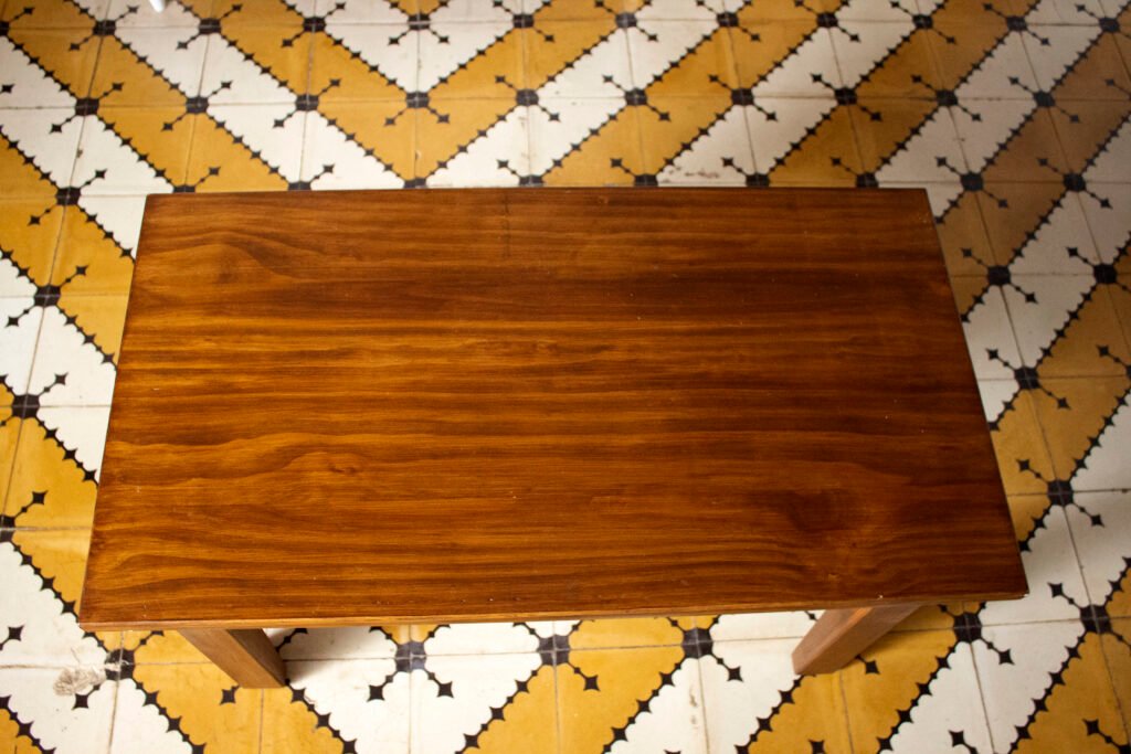Mesa de madera de árbol