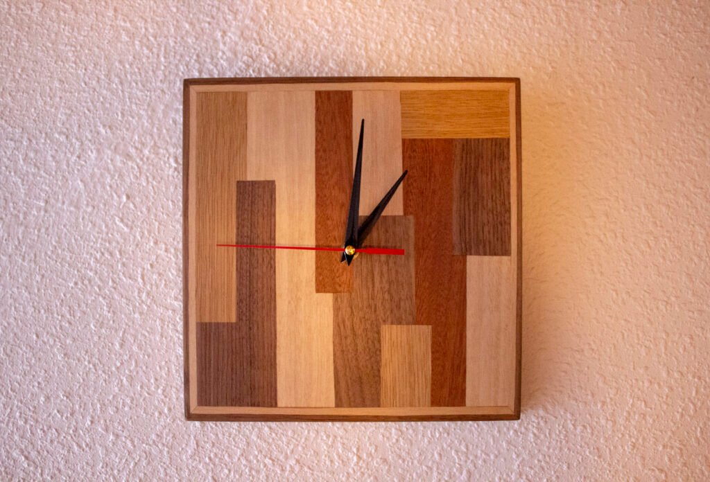 Reloj con incrustaciones de maderas de diferentes colores