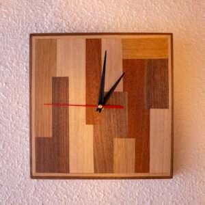 Reloj con incrustaciones de maderas de diferentes colores