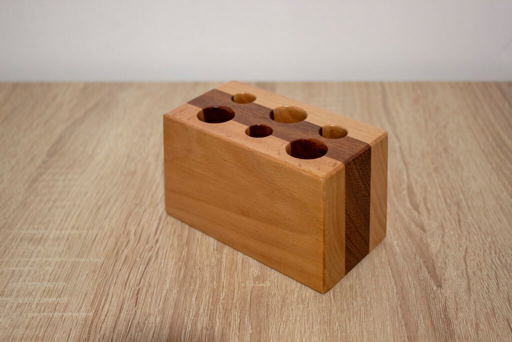 Portalápices con 2 tipos de madera