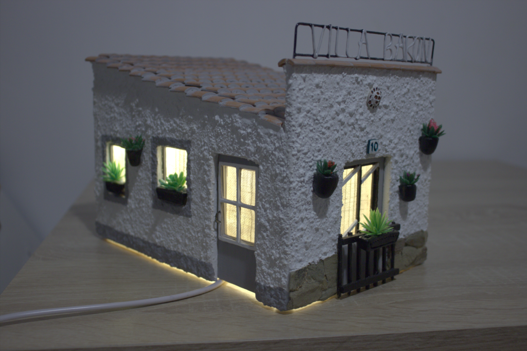 Lámpara con forma de casa típica de pueblo