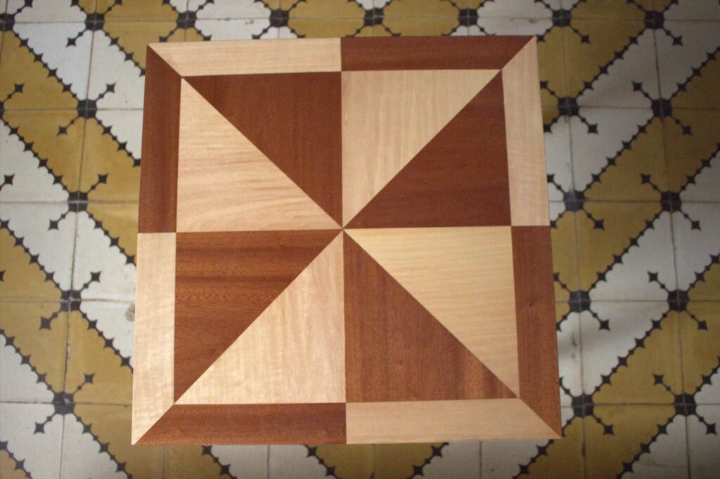 Mesa con incrustaciones de maderas de diferentes colores