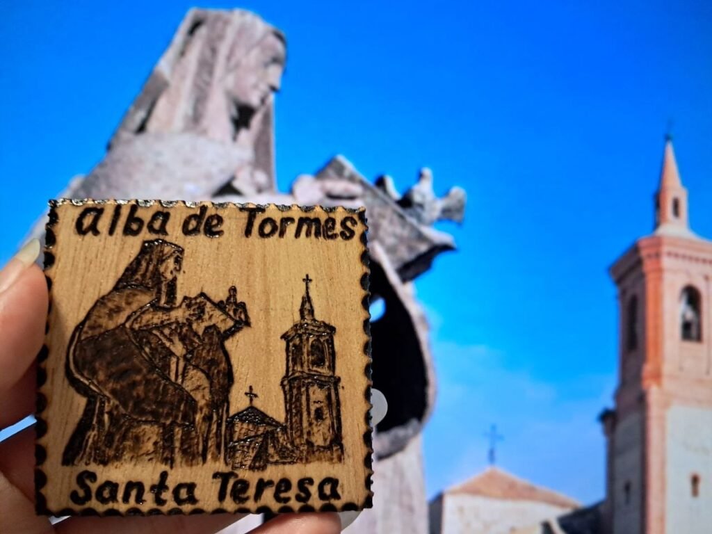 Santa Teresa con nido de cigüeñas